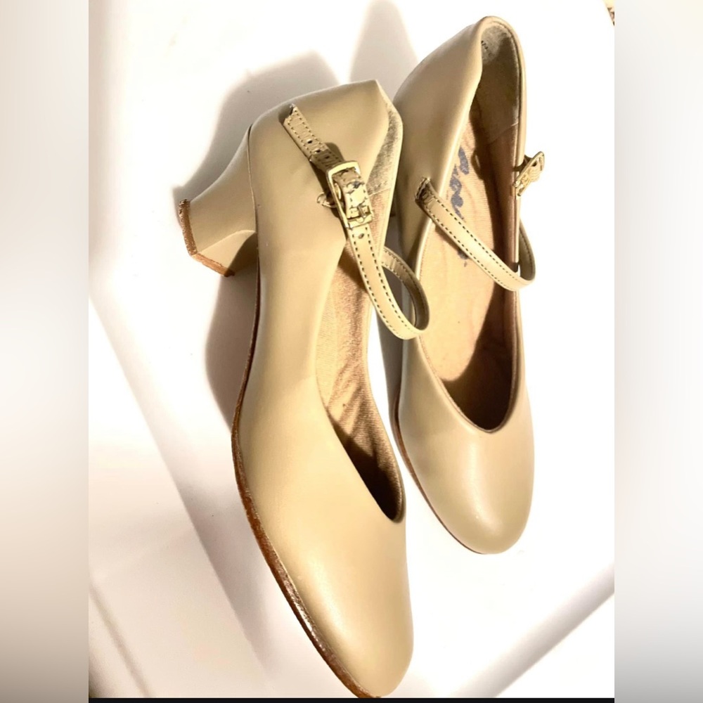 Size 6.5 girls interview/character shoe